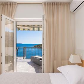 6 Bedroom Waterfront Villa with Pool in Uvala Ljubljeva near Trogir, Sleeps 12-13